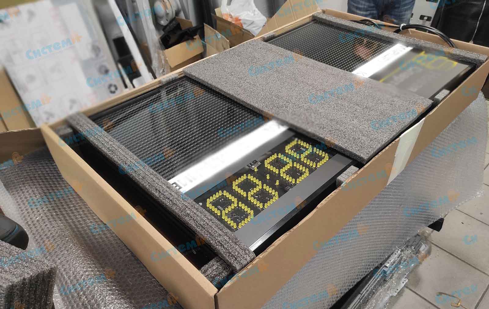 Транспортная картонная упаковка с фиксирующими вставками из пенополиэтилена